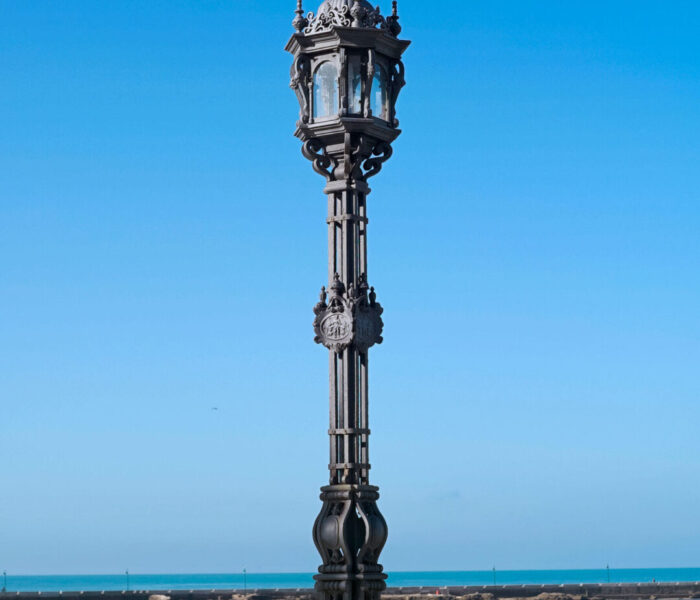 Instalación de farolas clásicas de fundición en Cádiz