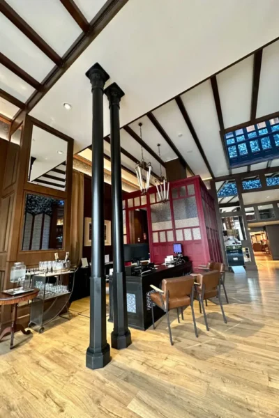 Columnas decorativas de hierro fundido instaladas en el interior del Hotel H10 Corregidor de Sevilla como elementos de arquitectura y decoración