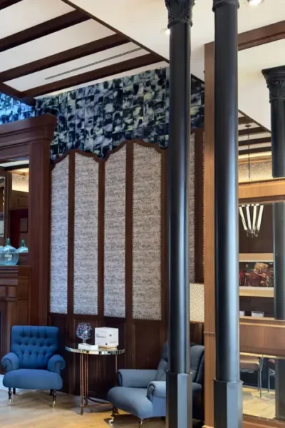 Columnas decorativas de hierro fundido instaladas en el interior del Hotel H10 Corregidor de Sevilla como elementos de arquitectura y decoración