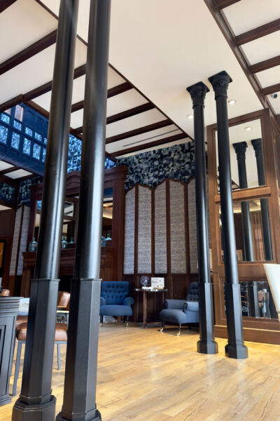 Columnas decorativas de hierro fundido instaladas en el interior del Hotel H10 Corregidor de Sevilla como elementos de arquitectura y decoración