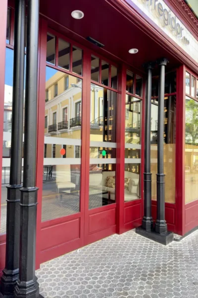 Columnas decorativas de hierro fundido instaladas en el exterior del Hotel H10 Corregidor de Sevilla como elementos de arquitectura y decoración
