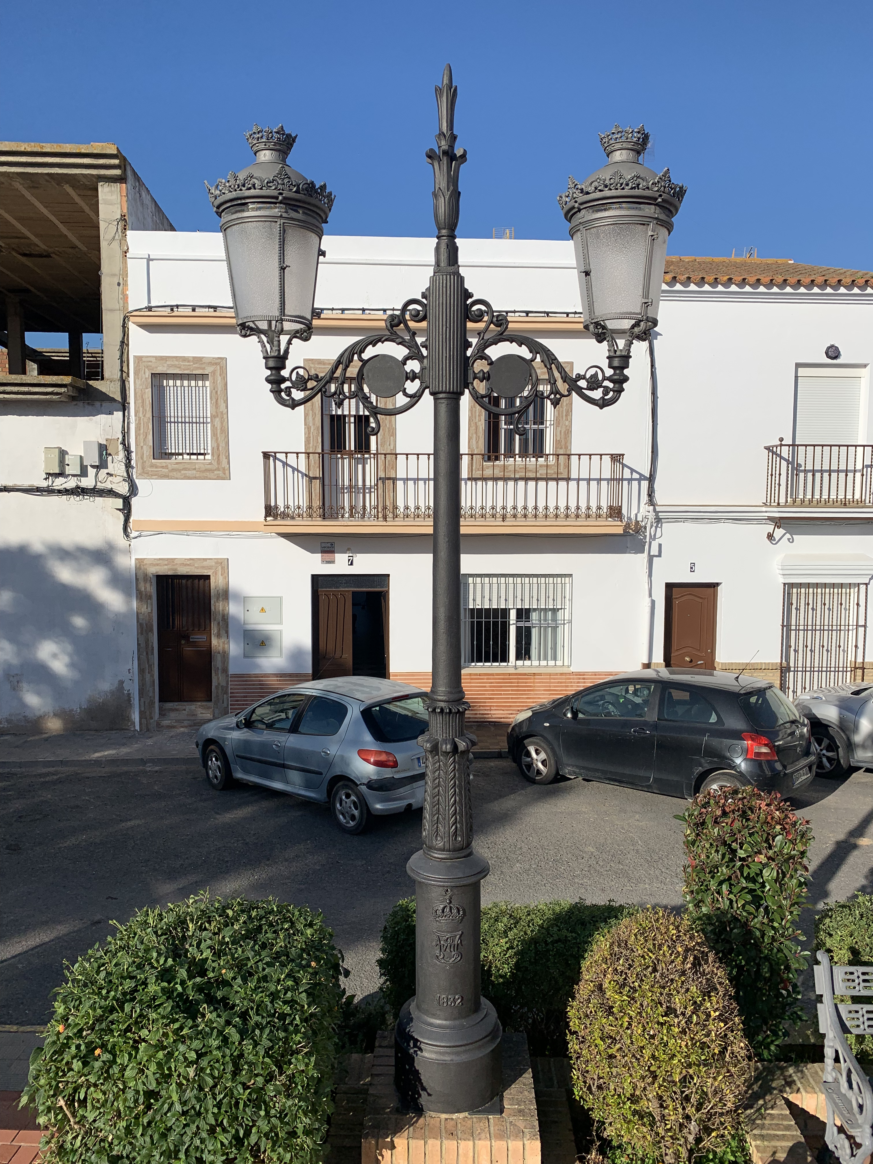 farola fernandina en calle urbana con viviendas