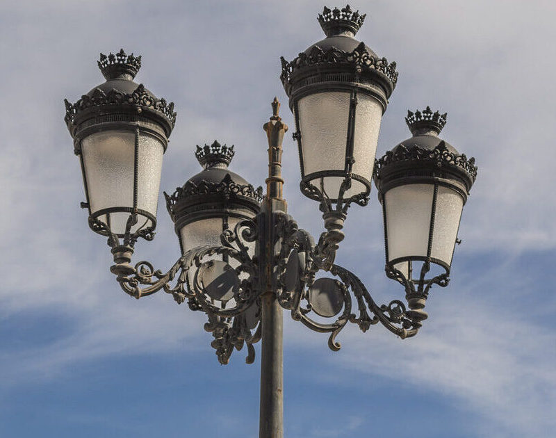 farola fernandina clásica con luminarias