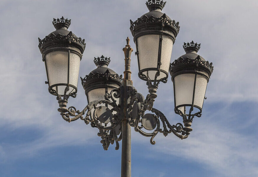 farola fernandina clásica con luminarias