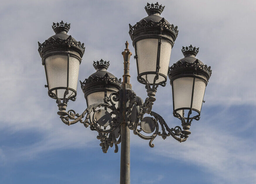 farola fernandina clásica con luminarias