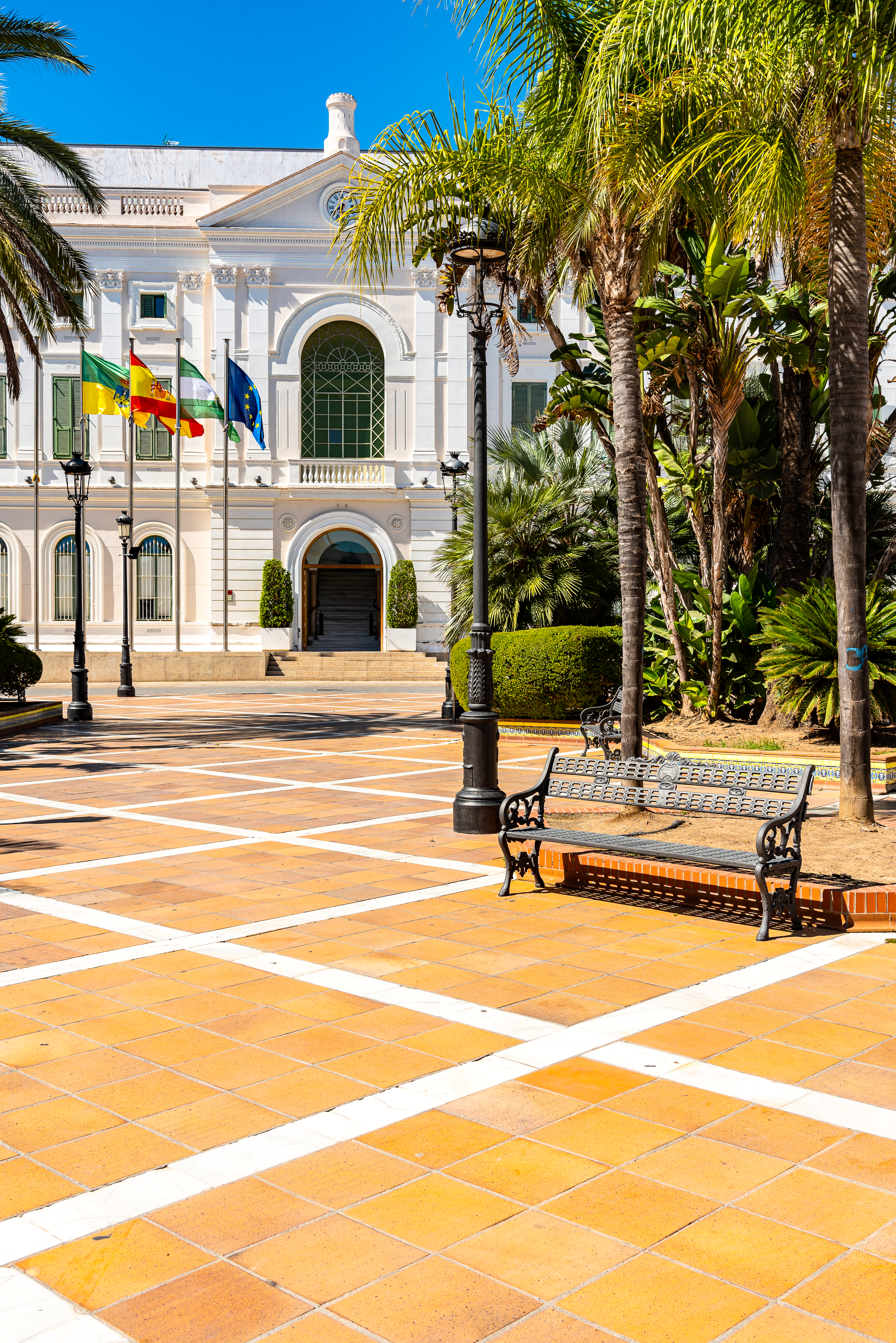 farola fernandina en plaza urbana con edificio histórico