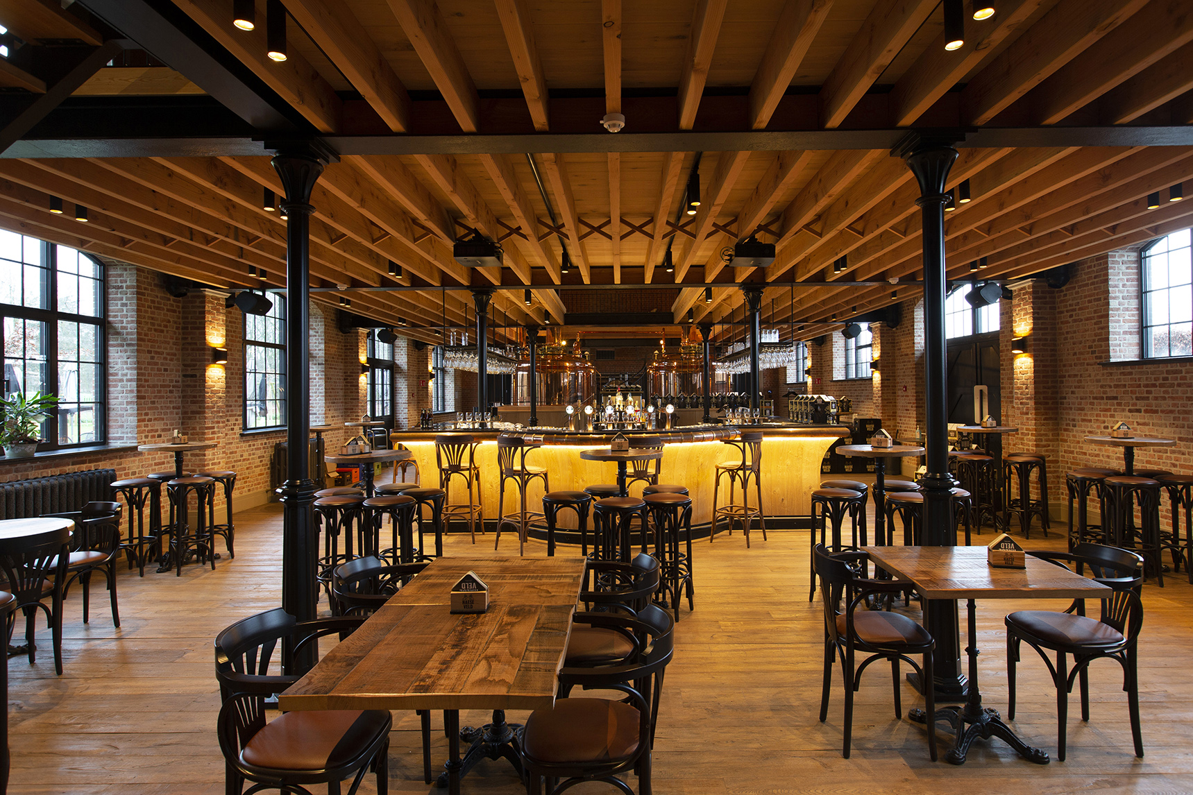 Columnas de hierro fundido soportando la cubierta de un porche exterior en edificio de piedra