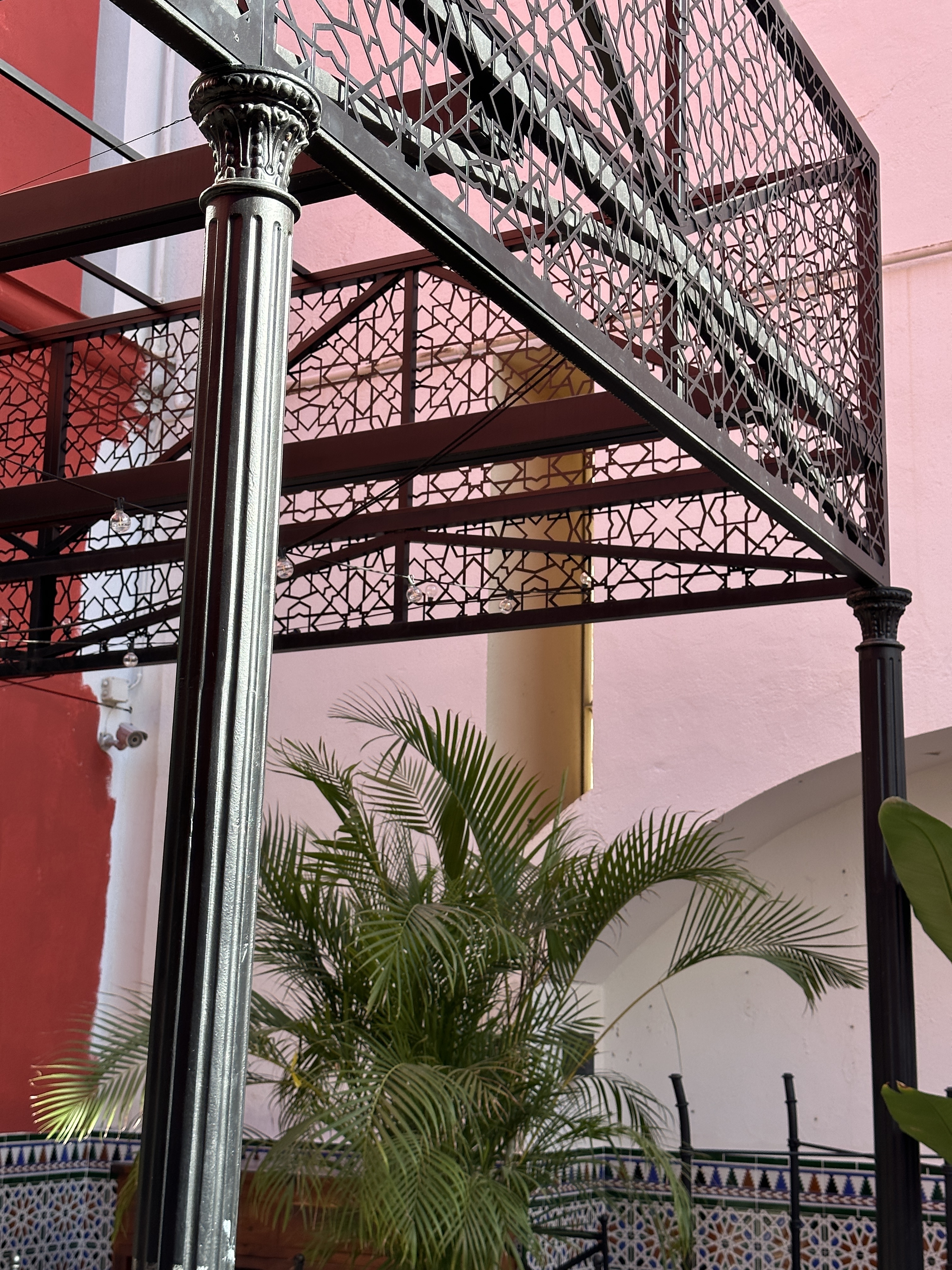 Columnas de hierro fundido modelo Patio instaladas en la terraza exterior del Hotel Fontecruz Sevilla Seises