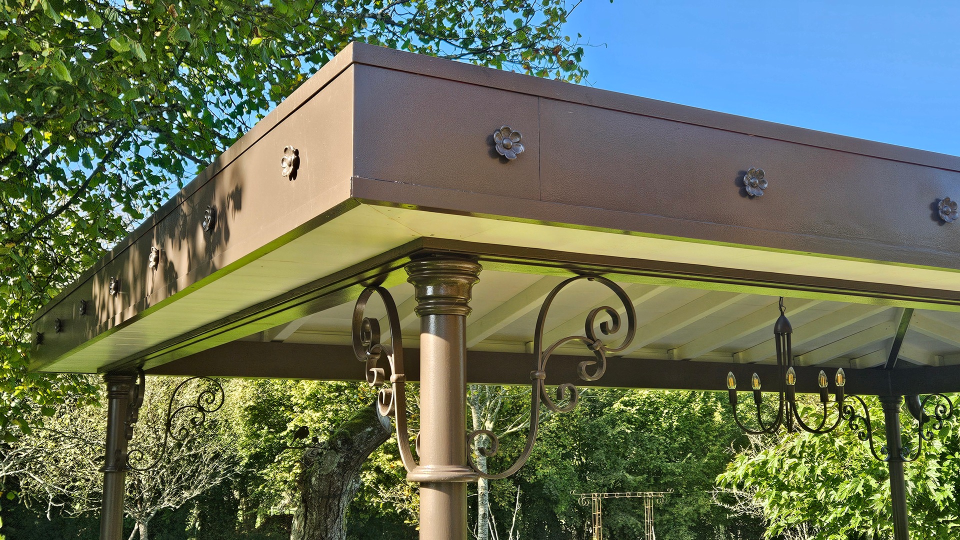 Detalle del capitel y la unión con la cubierta de una columna de hierro fundido en exterior