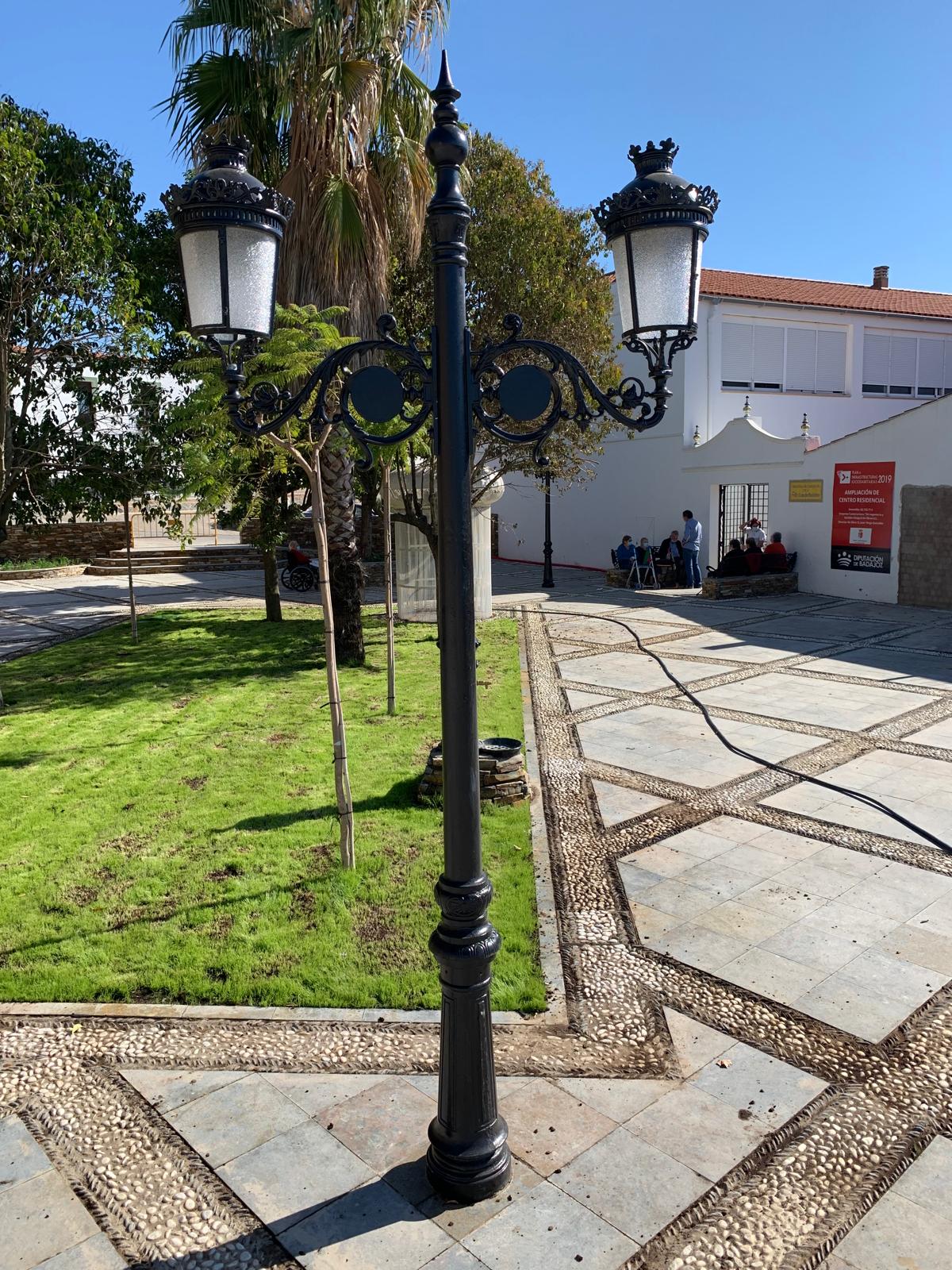 Farola Villa clásica de fundición con doble brazo instalada en plaza de municipio
