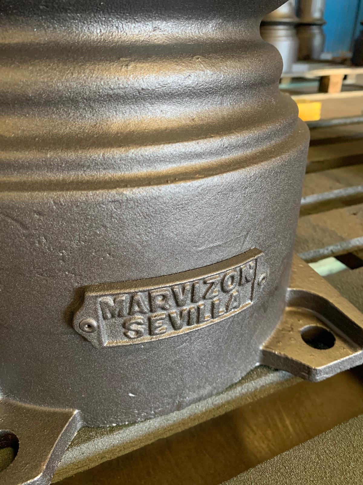 Detalle del sello Marvizon Sevilla grabado en la base de una farola Villa de hierro fundido