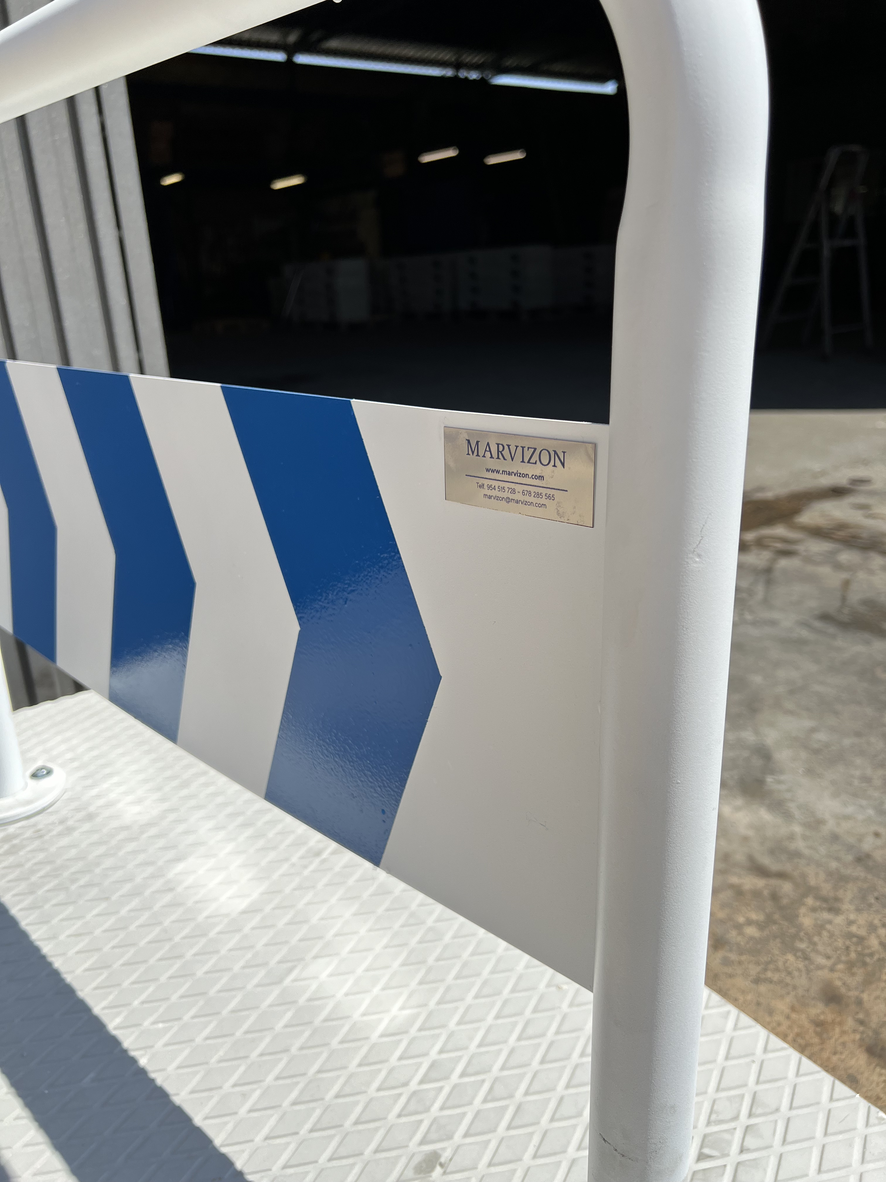 Detalle del panel reflectante y banderola de una isleta de vado de hormigón