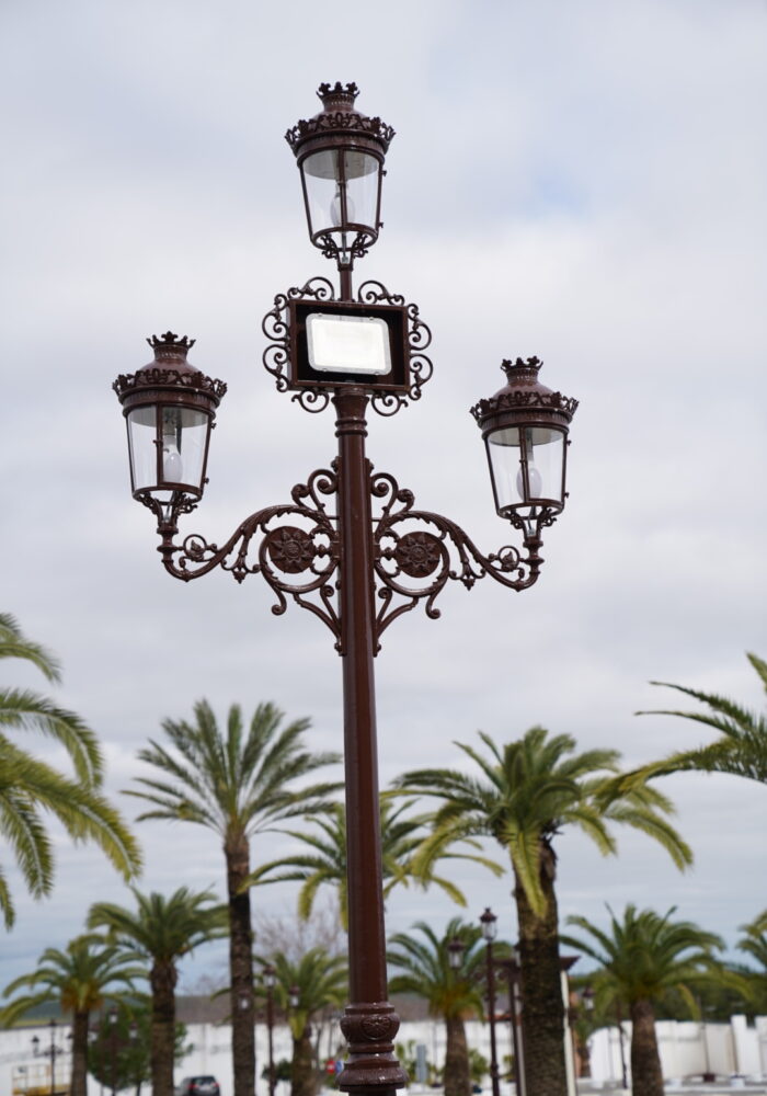 cartela-ornamental-led-alumbrado-publico-personalizado-marvizon Detalle de cartela ornamental a medida con módulo LED integrado en farola de alumbrado público, proyecto Iglesia Palmariana