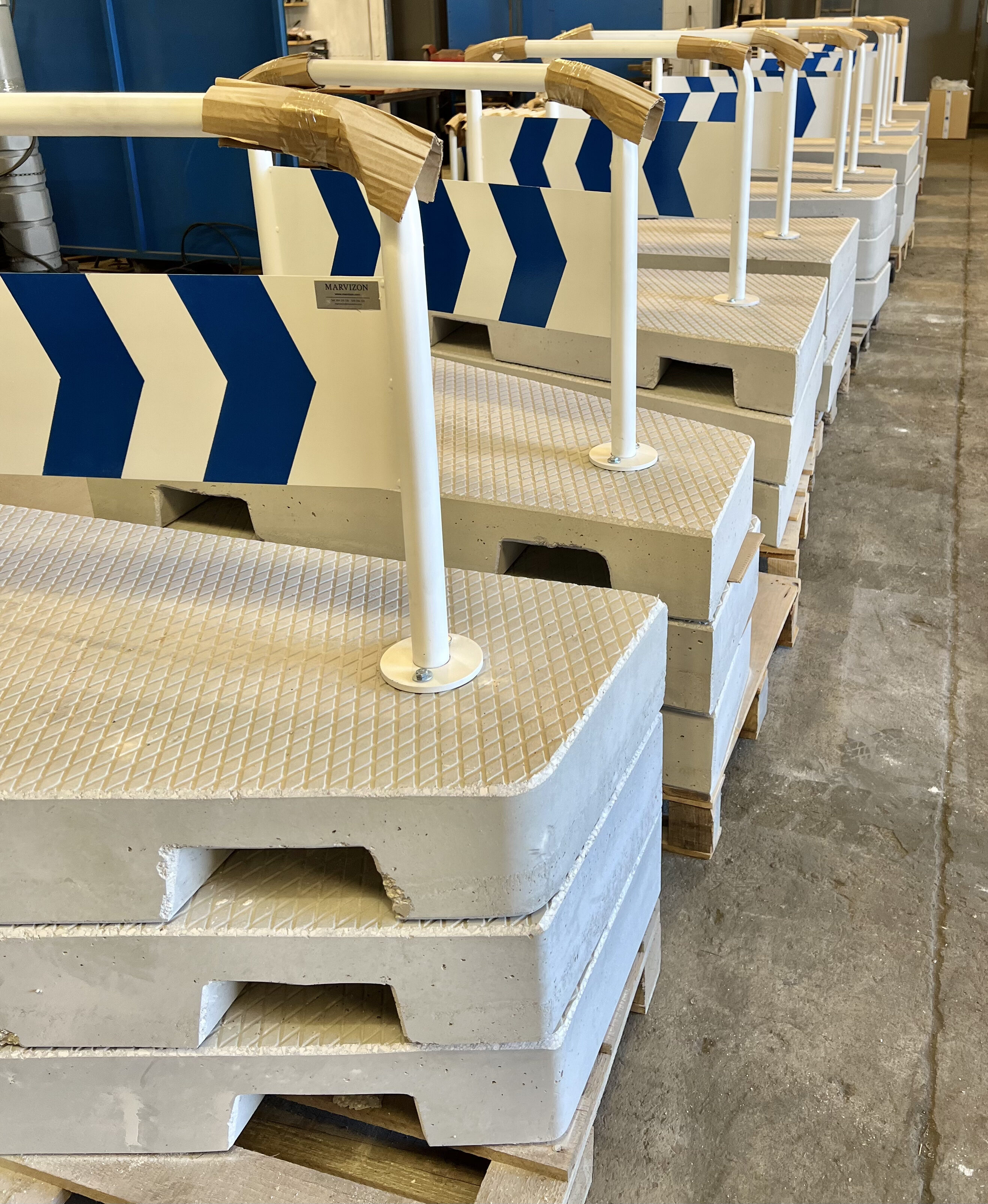 Isletas de vado de hormigón con banderola en proceso de fabricación en Marvizon