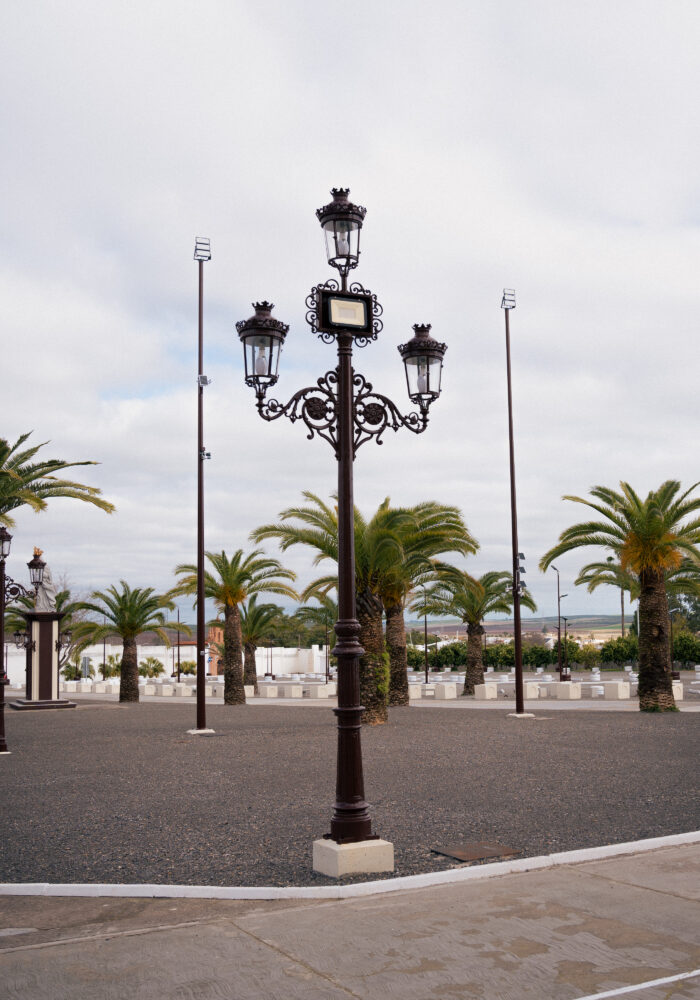 farola-naranjo-cartela-led-explanada-iglesia-palmariana Farola Naranjo con cartela ornamental y módulo LED integrado en la explanada de la Iglesia Palmariana de El Palmar de Troya
