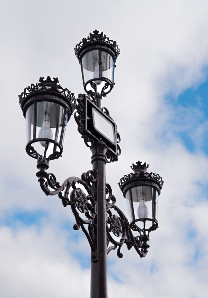 farola-naranjo-tres-brazos-cartela-led-iglesia-palmariana Farola Naranjo de tres brazos con cartela ornamental y módulo LED integrado, proyecto de alumbrado público Iglesia Palmariana