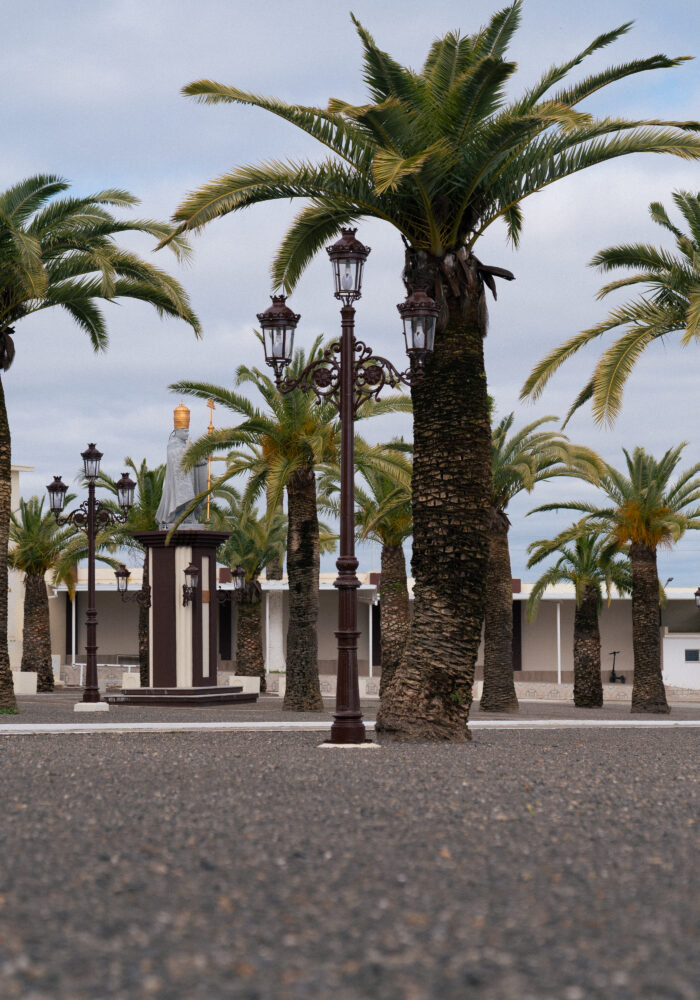 farolas-naranjo-explanada-iglesia-palmariana-el-palmar-de-troya Vista general de la explanada de la Iglesia Palmariana con Farolas Naranjo y palmeras, El Palmar de Troya