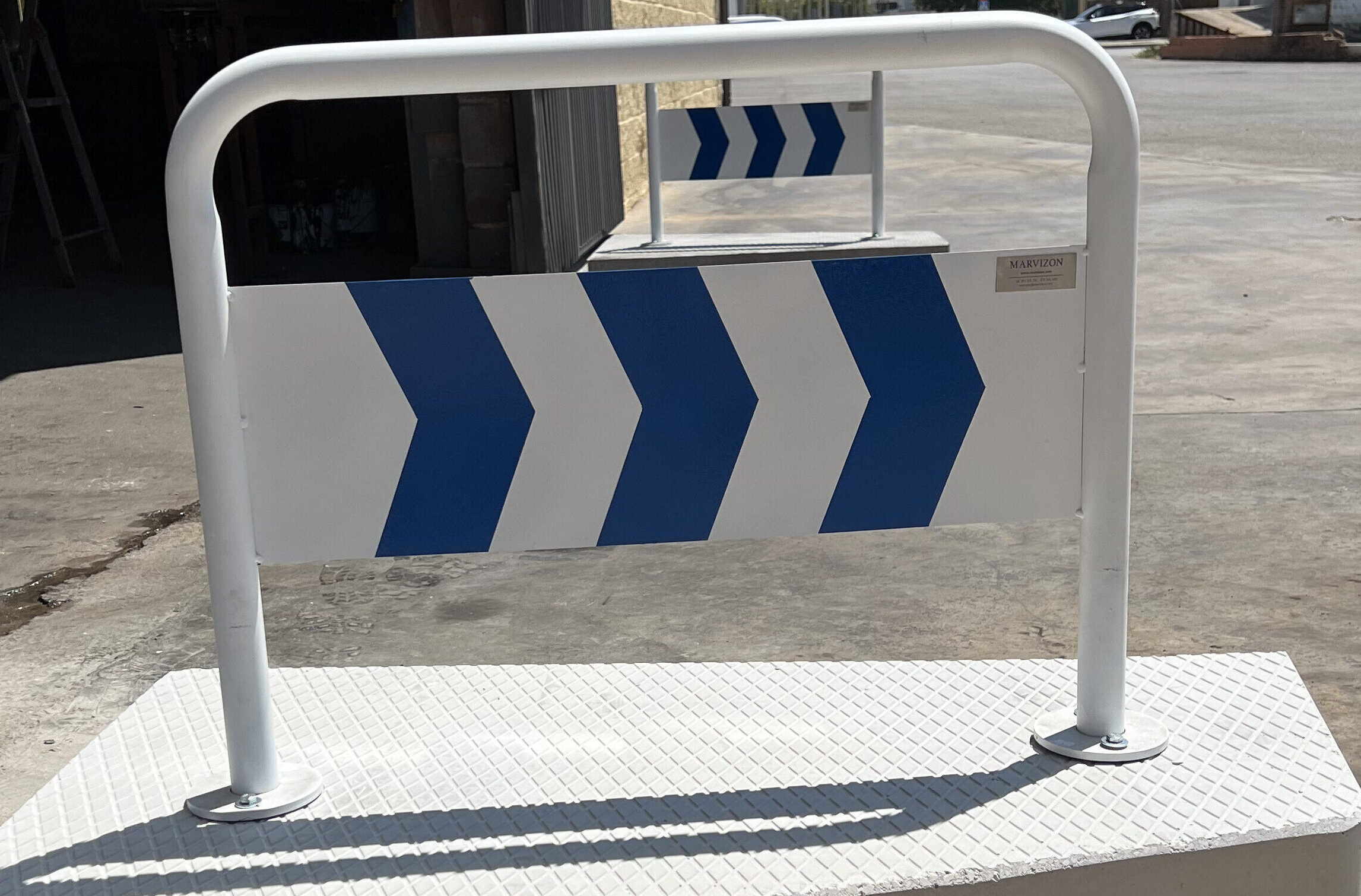 Isleta de vado de hormigón con banderola reflectante fabricada por Marvizon